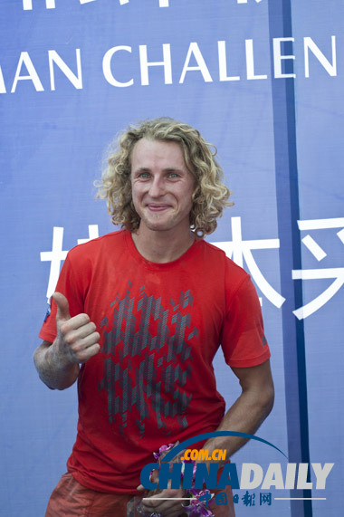 奧地利“蜘蛛俠”邁克·凱米特徒手攀爬長沙第一高樓