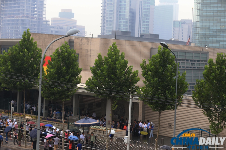 美國(guó)駐華使館降半旗為槍擊案死難者致哀