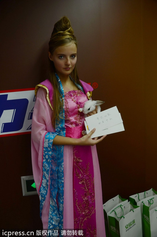 上海：外國美女玩穿越扮嫦娥 求與路人共度中秋良宵