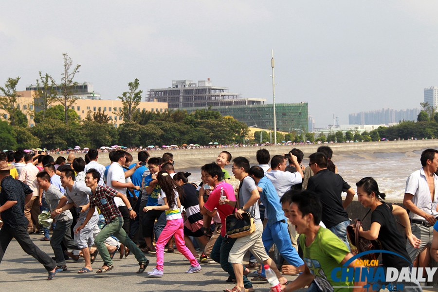 錢江潮水兇險 觀潮者驚慌而逃