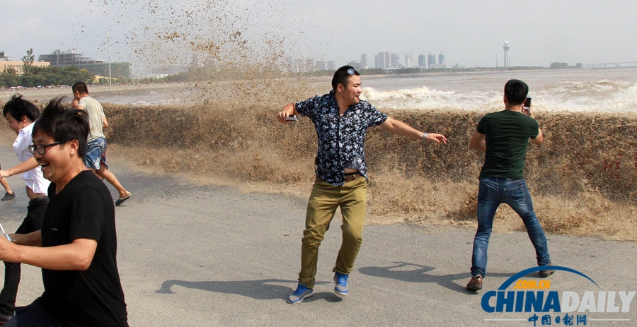 錢江潮水兇險 觀潮者驚慌而逃