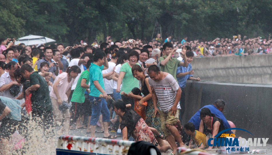 杭州：“天兔”助力 錢江潮水更“兇猛”