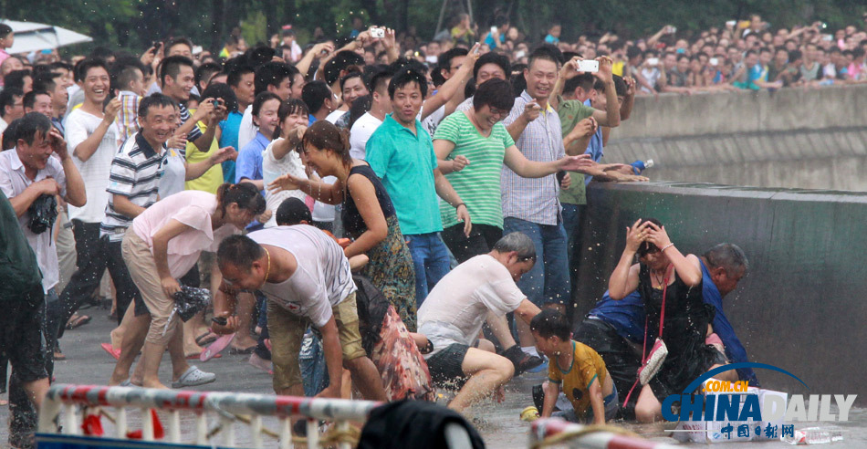 杭州：“天兔”助力 錢(qián)江潮水更“兇猛”