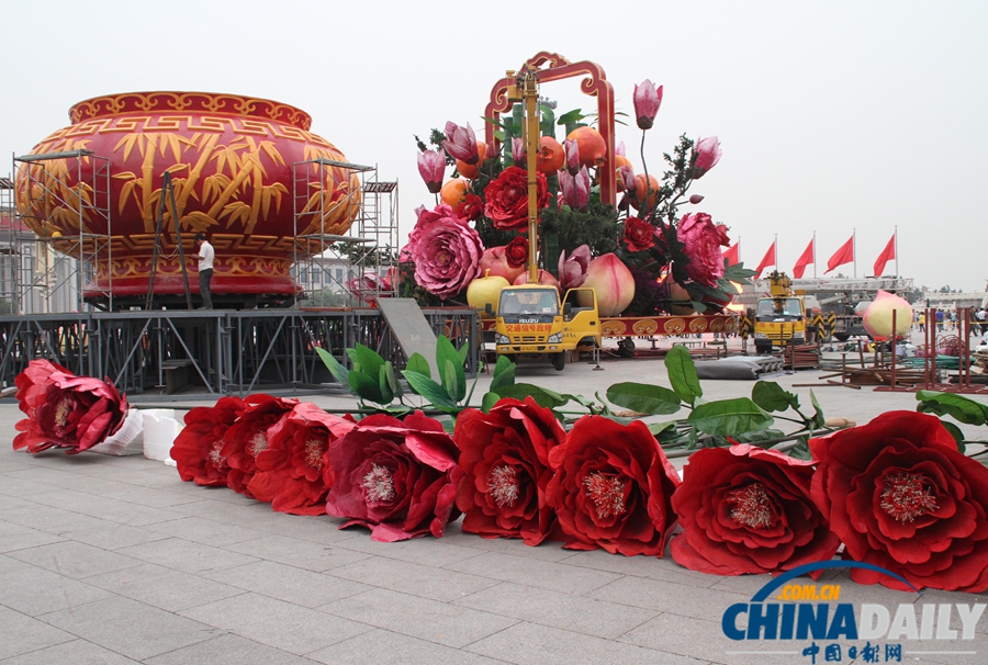 天安門廣場歷年最大花籃亮相 直徑達50米