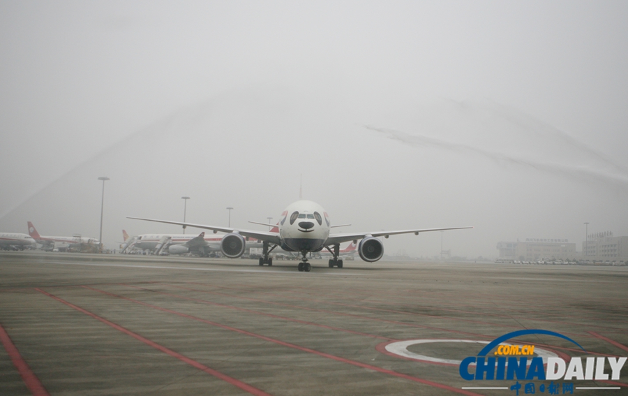 倫敦至成都直飛航班首航 “熊貓大使”列隊(duì)歡迎