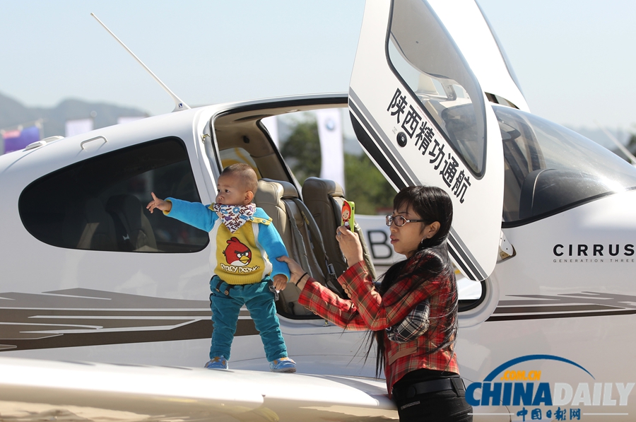 八達(dá)嶺機(jī)場(chǎng)舉行飛行節(jié) 北京航展首次“飛”起來(lái)