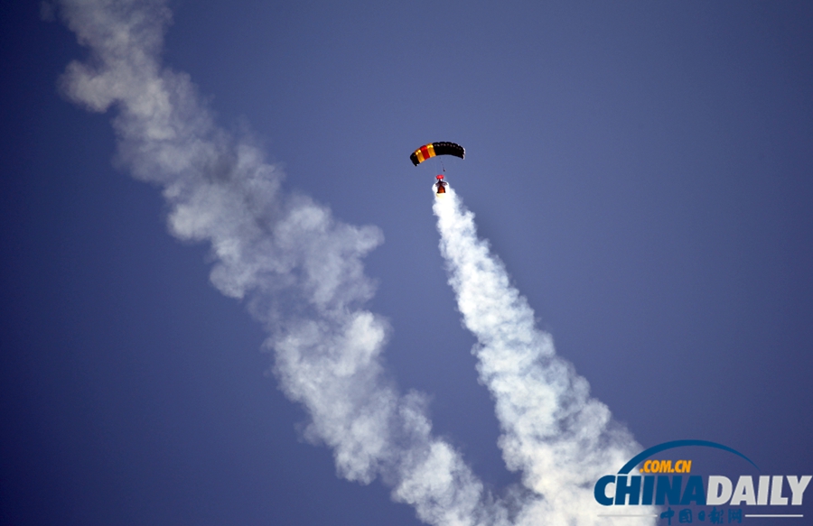 八達嶺機場舉行飛行節 北京航展首次“飛”起來