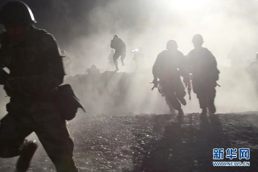 直擊解放軍萬人千車陸空協同高原大對抗