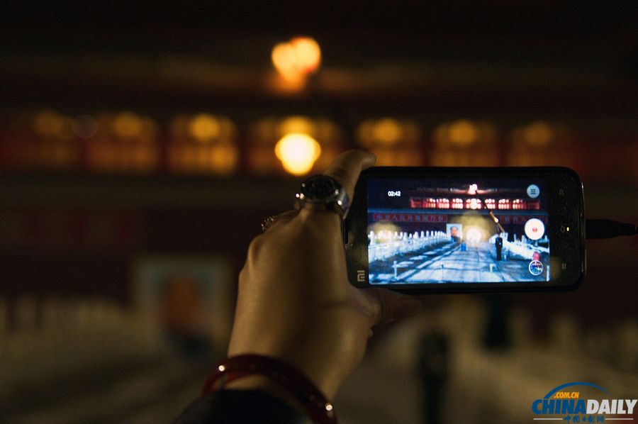 北京：迎國慶天安門城樓更換新毛主席像