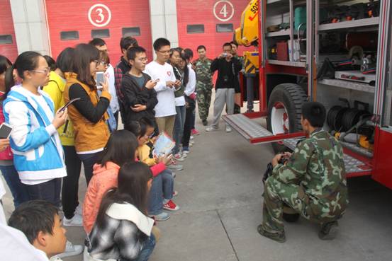 張家口微博微信聽眾走進紅門齊取“消防經”