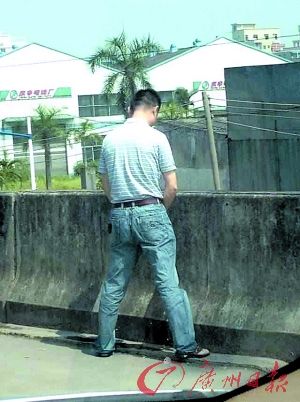 廣東多條高速現(xiàn)擁堵 車(chē)主忍饑挨餓路邊撒尿(圖)