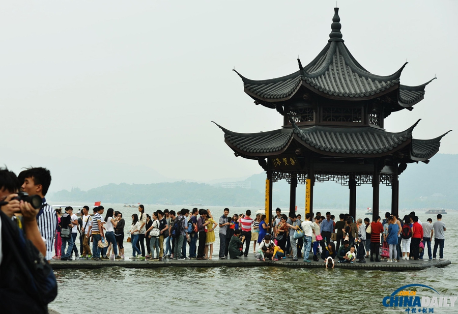 杭州西湖景區游客“井噴” 人氣爆棚