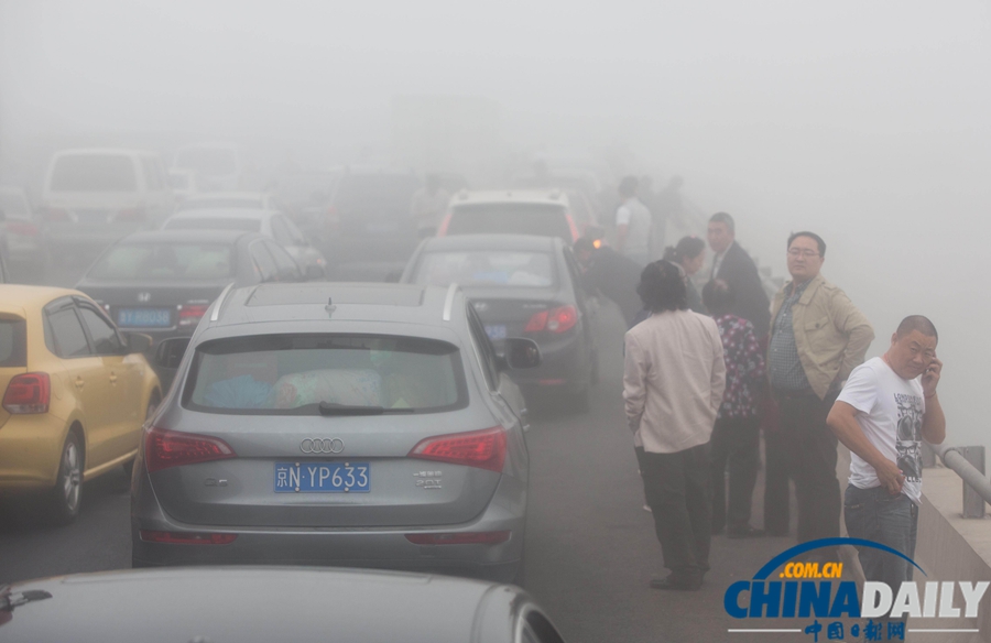 榮烏高速山東省濰坊段因大霧發(fā)生車禍