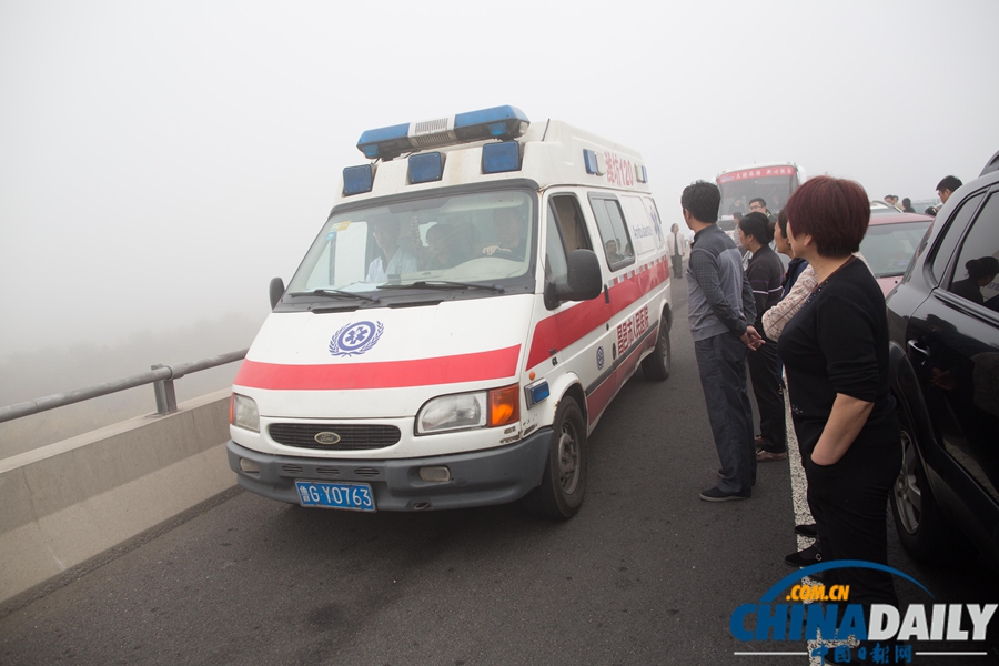 榮烏高速山東省濰坊段因大霧發生車禍