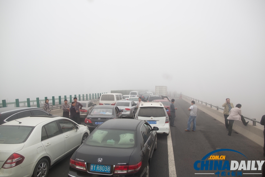 榮烏高速山東省濰坊段因大霧發生車禍