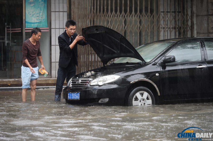 上海：暴雨造成50多條段馬路積水