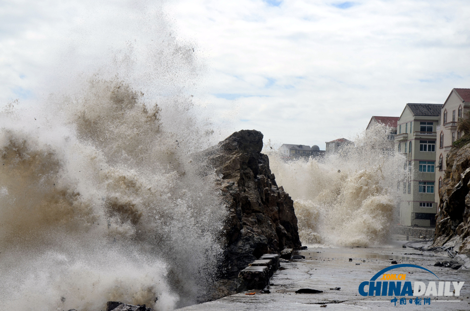 受強臺風“丹娜絲”影響 浙江沿海再掀巨浪