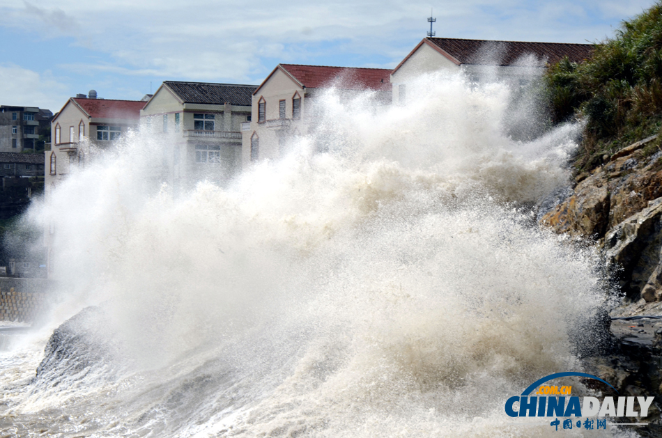 受強臺風“丹娜絲”影響 浙江沿海再掀巨浪