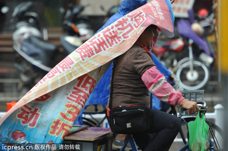 臺風“百合”逼近海南 瓊海市民躲雨避風各有高招