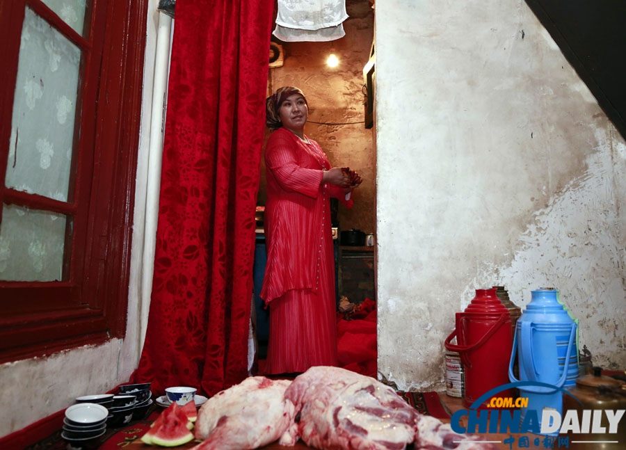 新疆喀什穆斯林群眾歡度古爾邦節 3萬人同做禮拜盛況空前