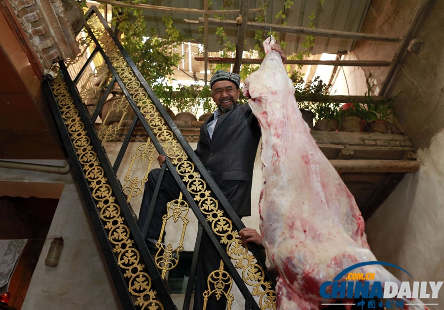 新疆喀什穆斯林群眾歡度古爾邦節 3萬人同做禮拜盛況空前