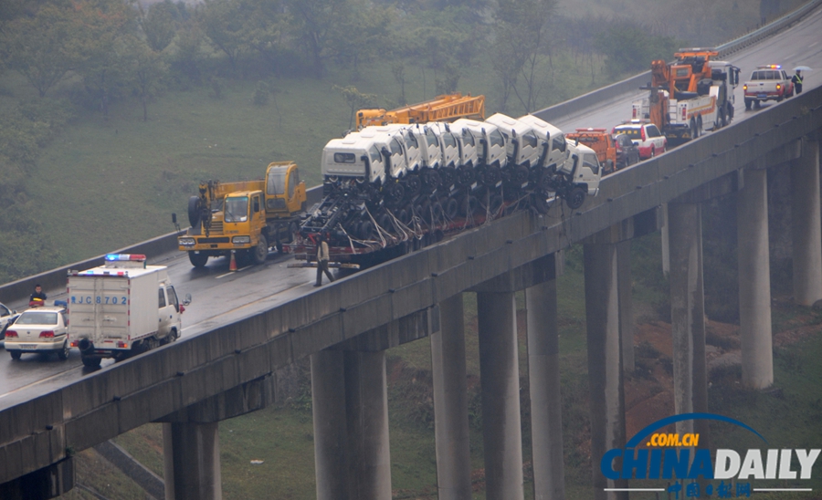 貴州掛車失足“折了腰” 大橋上演驚險大片