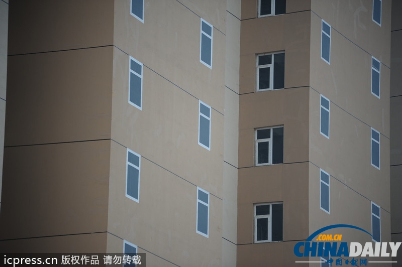 青島一經適房小區墻體上畫假窗 遭網友調侃“神筆馬良”