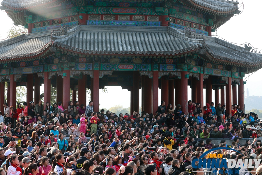 霍夫曼成龍攜萬人告別大黃鴨