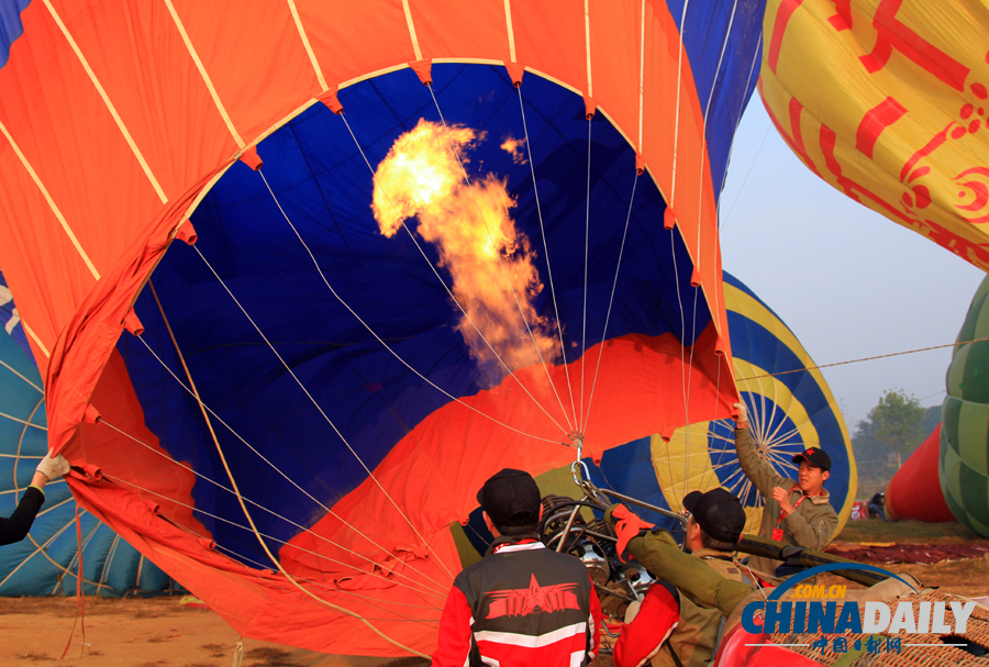 全國熱氣球精英賽紅安上演尖峰時刻 “功夫熊貓”吸引眼球
