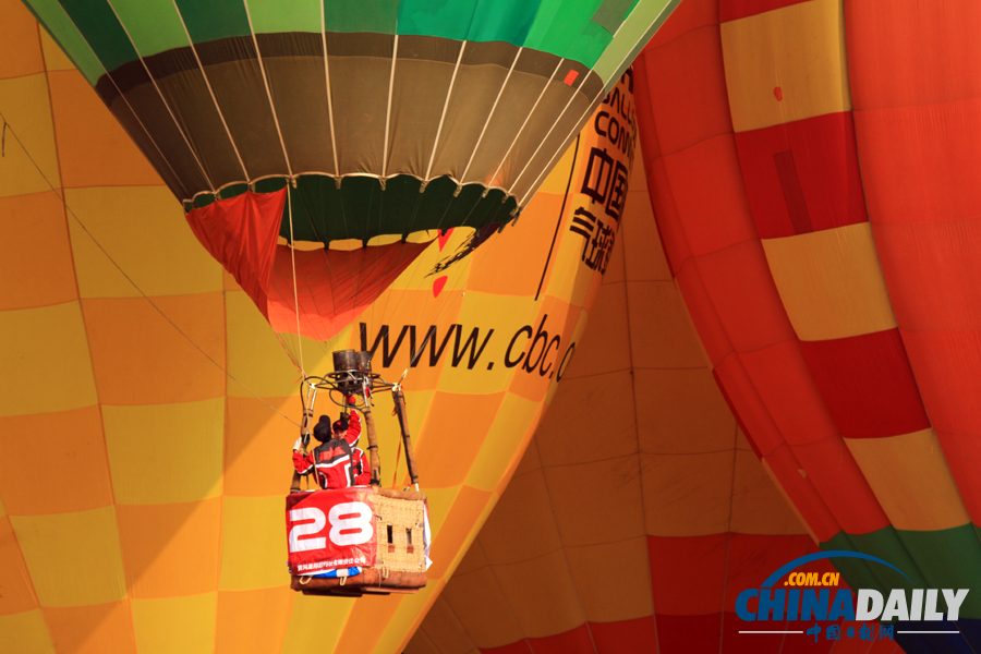 全國熱氣球精英賽紅安上演尖峰時刻 “功夫熊貓”吸引眼球