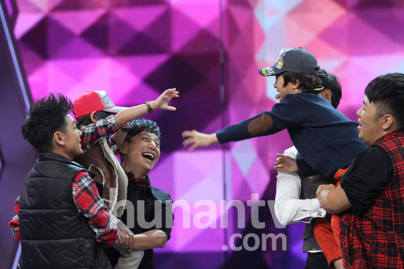 《爸爸去哪兒》萌娃鬧“大本營(yíng)”