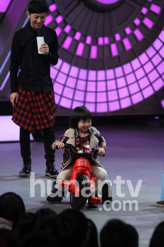 《爸爸去哪兒》萌娃鬧“大本營(yíng)”