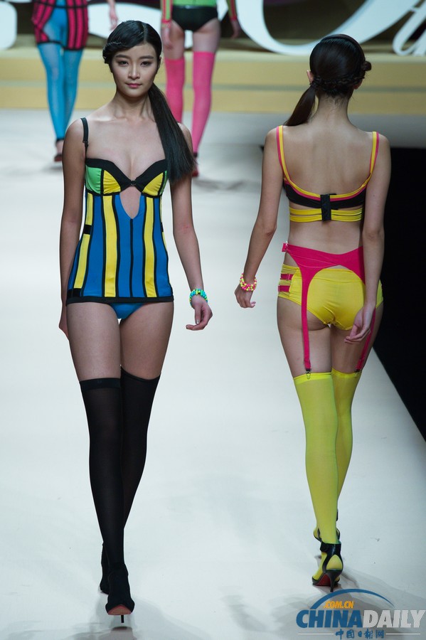 中國時裝周上演性感內衣秀