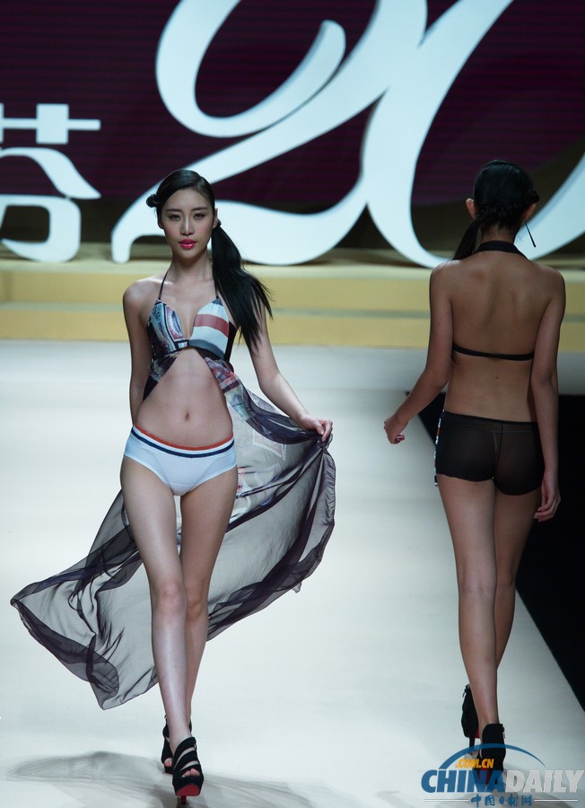 中國時裝周上演性感內衣秀