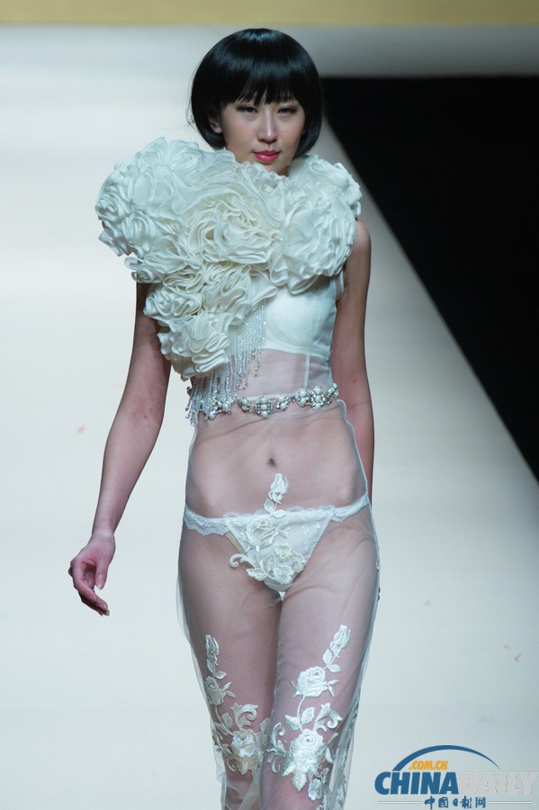 中國時裝周上演性感內(nèi)衣秀