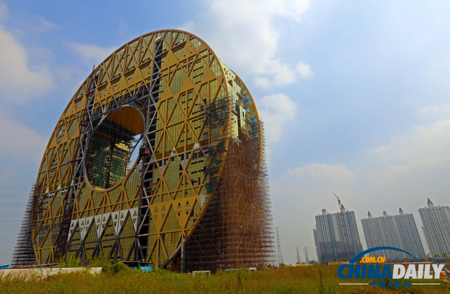 廣州圓大廈穿上“土豪金”竣工在即