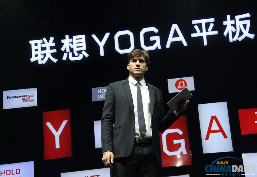 “喬布斯”庫徹亮相聯想新品發布會 跪地受聘