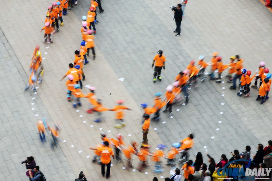 南京舉辦“迎青奧”千人輪滑接龍展示活動