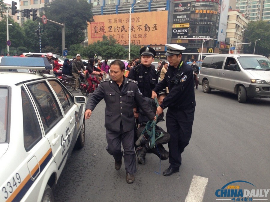 南京一男子疑涉毒駕車狂飆撞傷交警