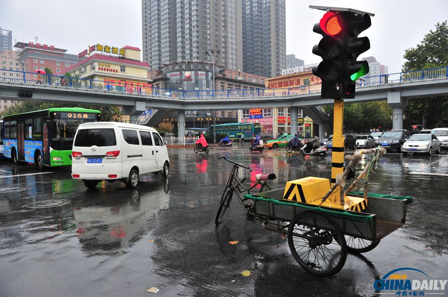 紅綠燈“坐”三輪車街頭執勤