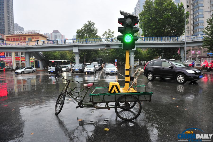 紅綠燈“坐”三輪車街頭執勤