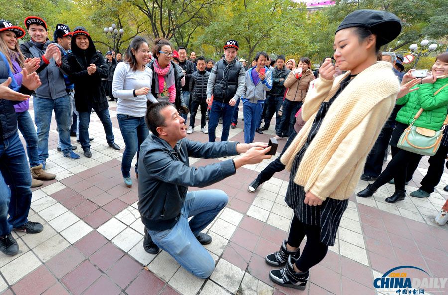 蘭州男子光棍節(jié)“快閃”求婚成功