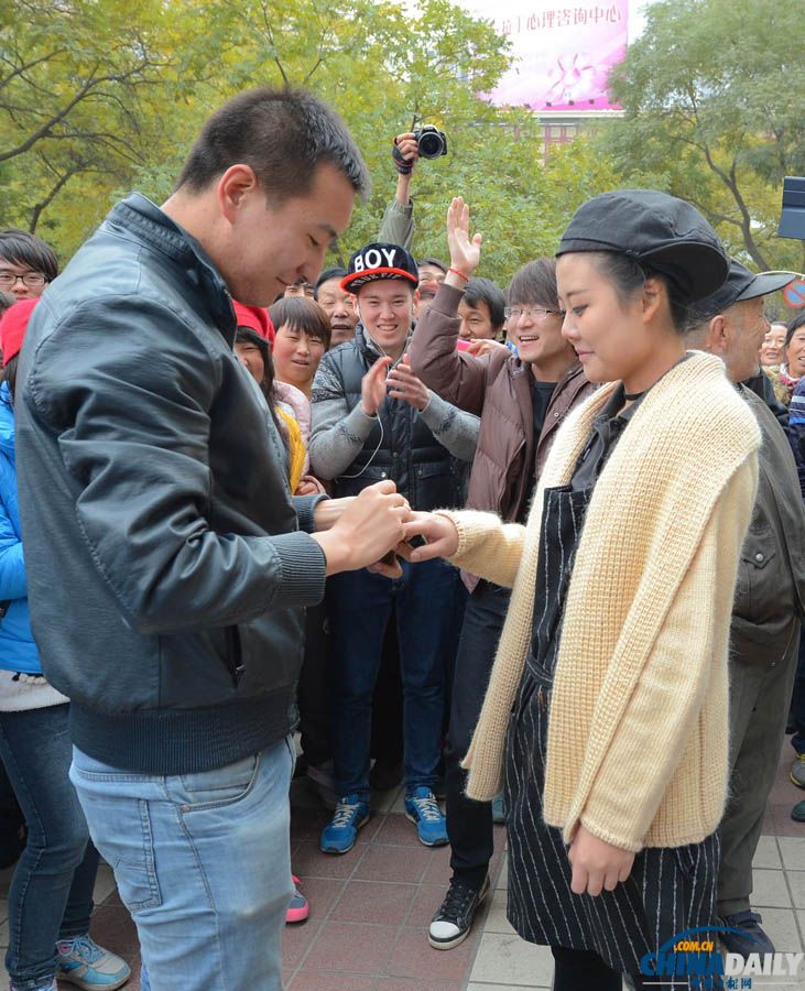蘭州男子光棍節“快閃”求婚成功
