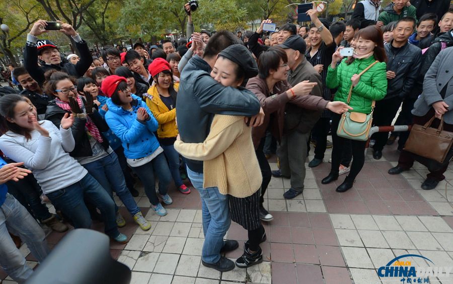 蘭州男子光棍節(jié)“快閃”求婚成功