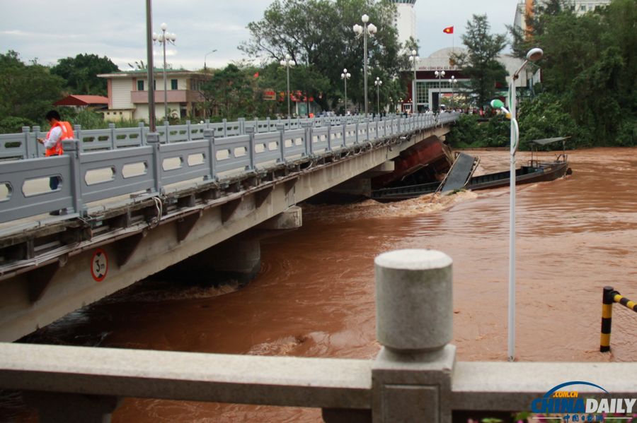 廣西東興抽沙船沖撞北侖河中越友誼大橋