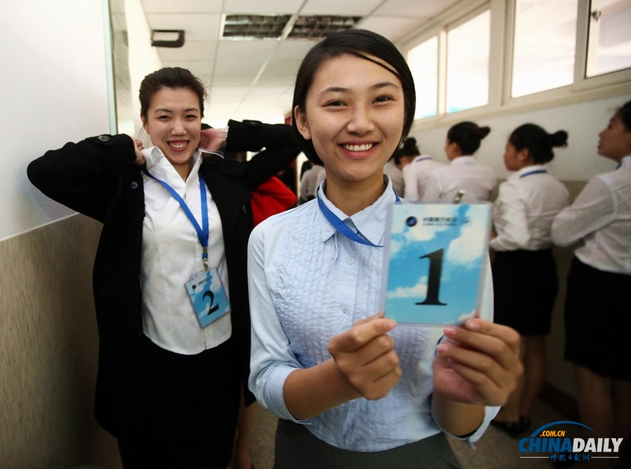 南航青島擺擂臺招空乘 畢業(yè)年限放寬