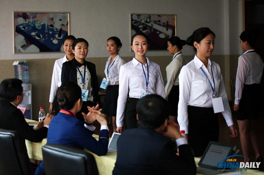 南航青島擺擂臺招空乘 畢業(yè)年限放寬