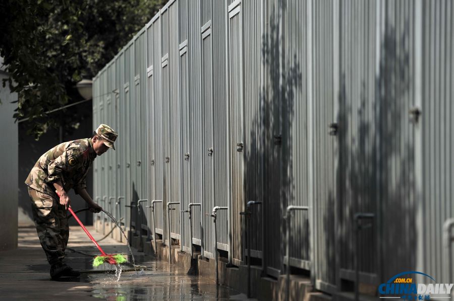 “戰(zhàn)友”的特殊告別：人犬分別的感人瞬間