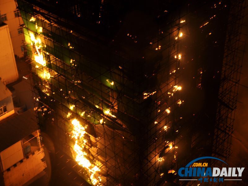 湖北大冶一在建38米高井塔突發大火