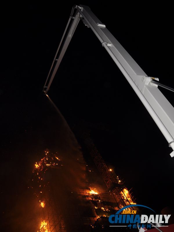 湖北大冶一在建38米高井塔突發大火